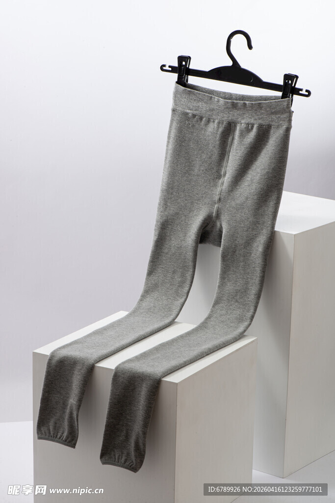 灰色打底羊毛裤挂于展示架上