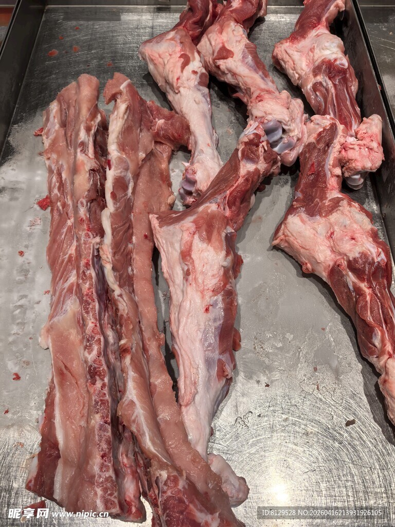 新鲜生猪肉排骨展示