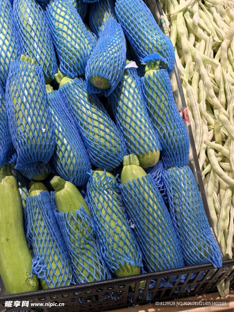 网袋包装的新鲜玉米棒