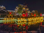 古建夜景灯火璀璨映碧波