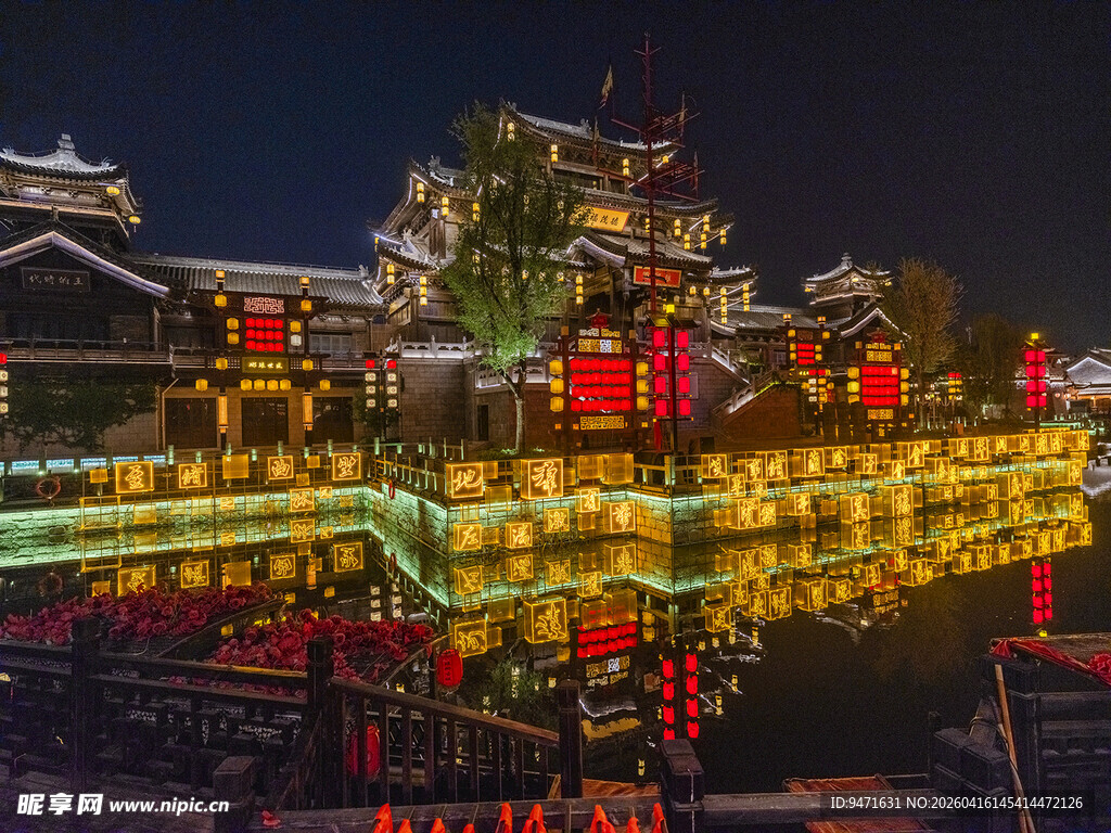 古建夜景灯火璀璨映碧波