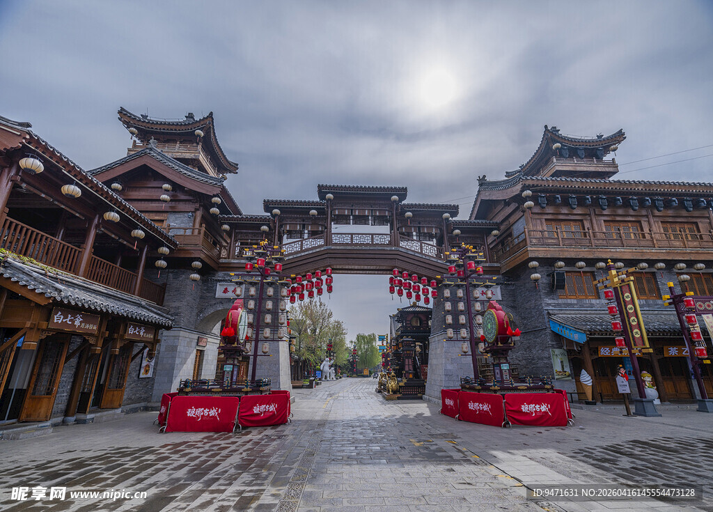 古街牌坊雪景风貌