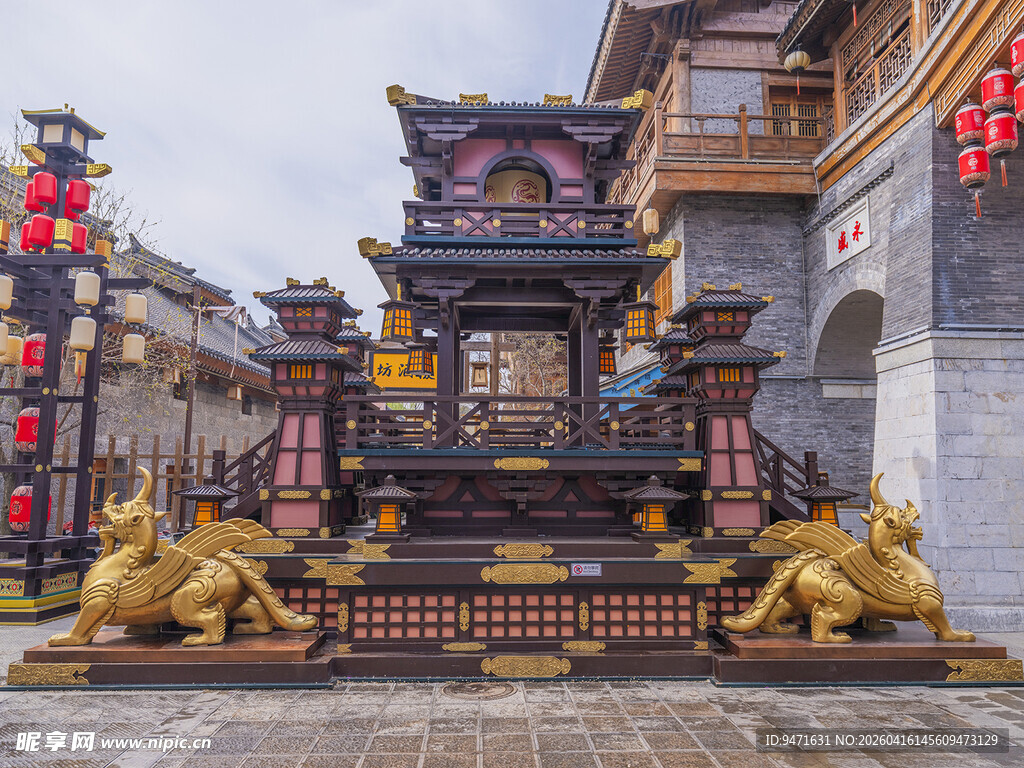 中式牌坊前的精美雕塑