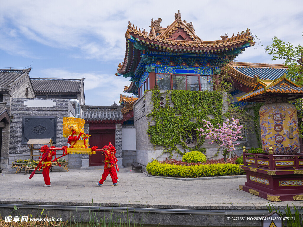 古建前抬轿子的人