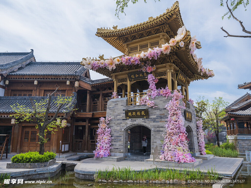 中式古亭繁花环绕美景