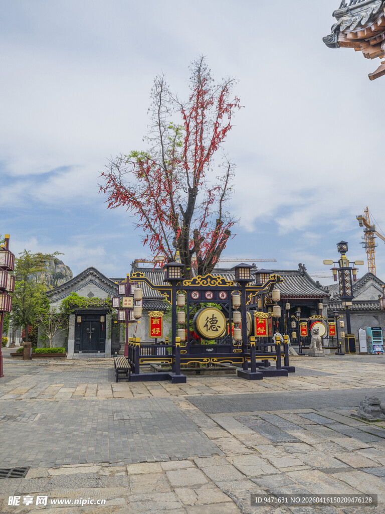 古街牌坊前的多彩景致