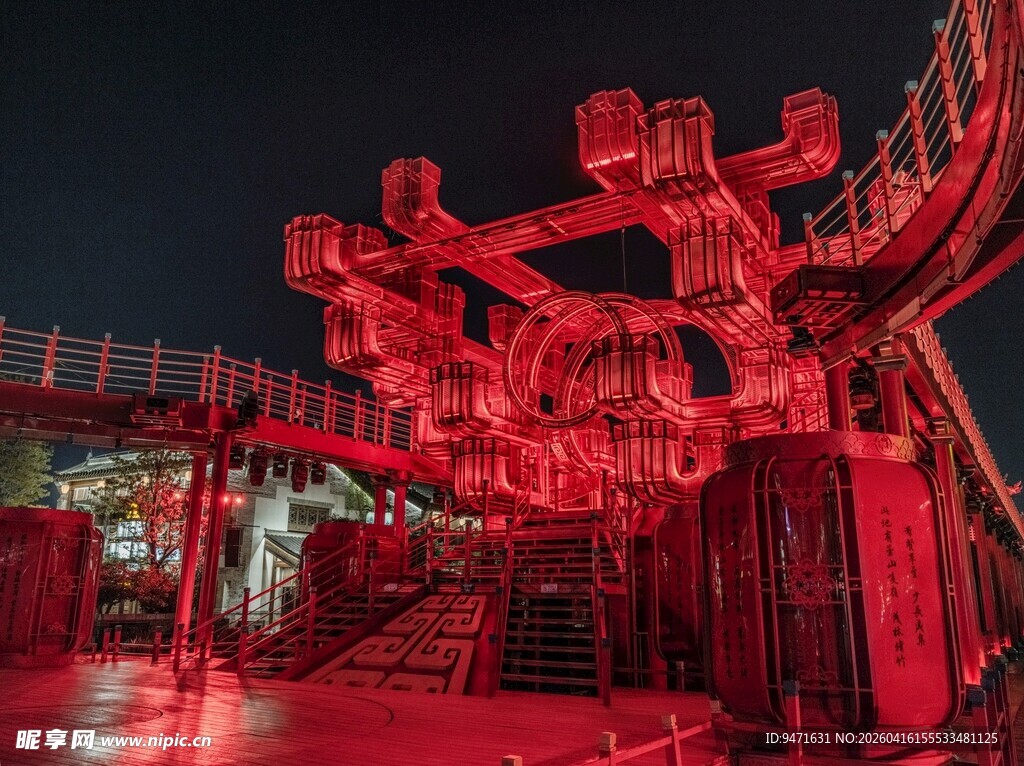 红色机械装置夜景奇观