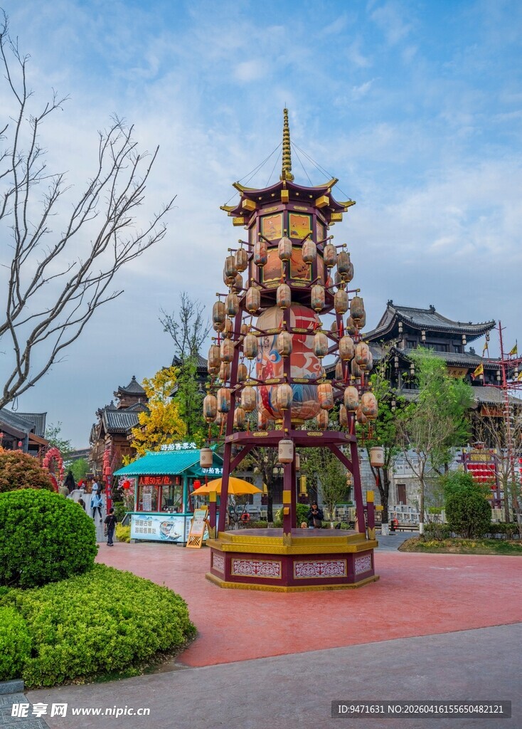 传统彩灯装饰的旋转景观