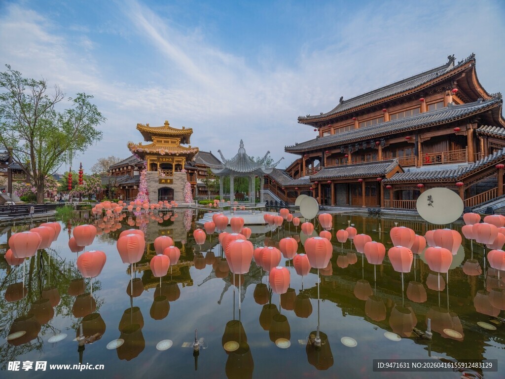 古风湖畔亭台与粉色花景