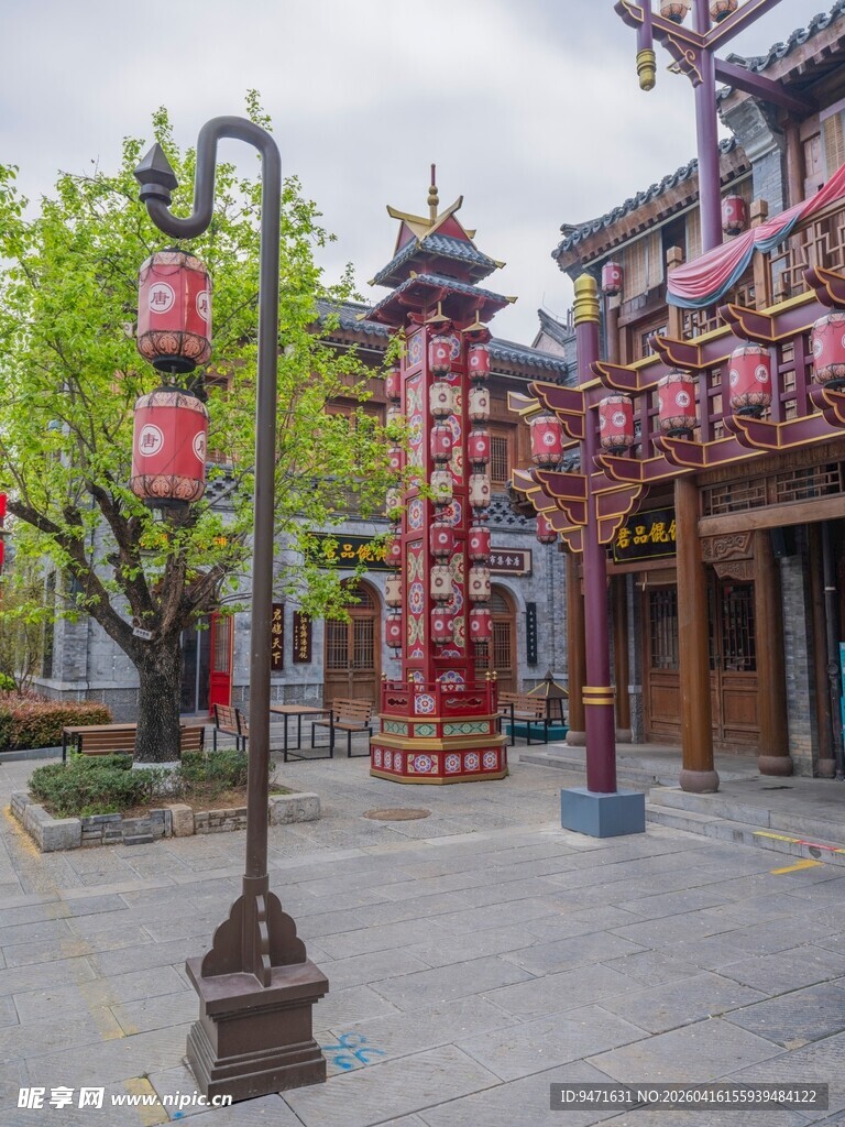 古街中式建筑与街灯景观