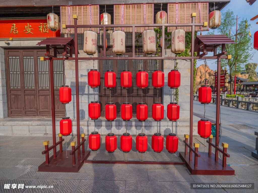 街头红灯笼装饰景观