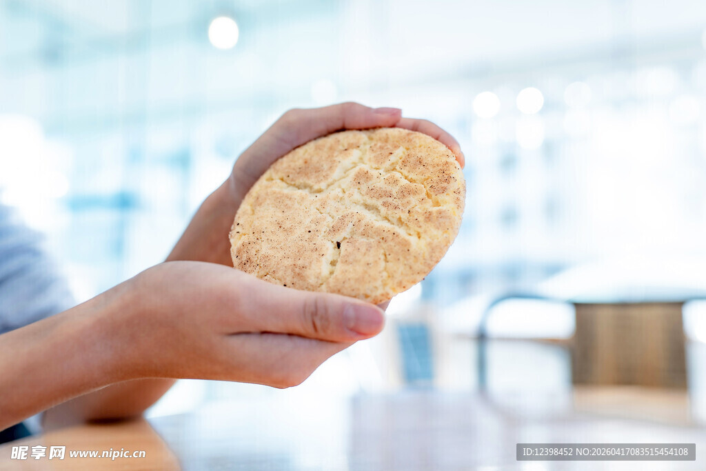 手中的美味全麦饼干