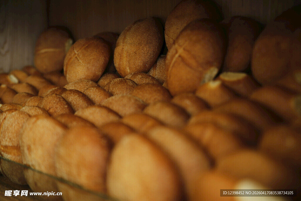 整齐排列的美味烘焙面包