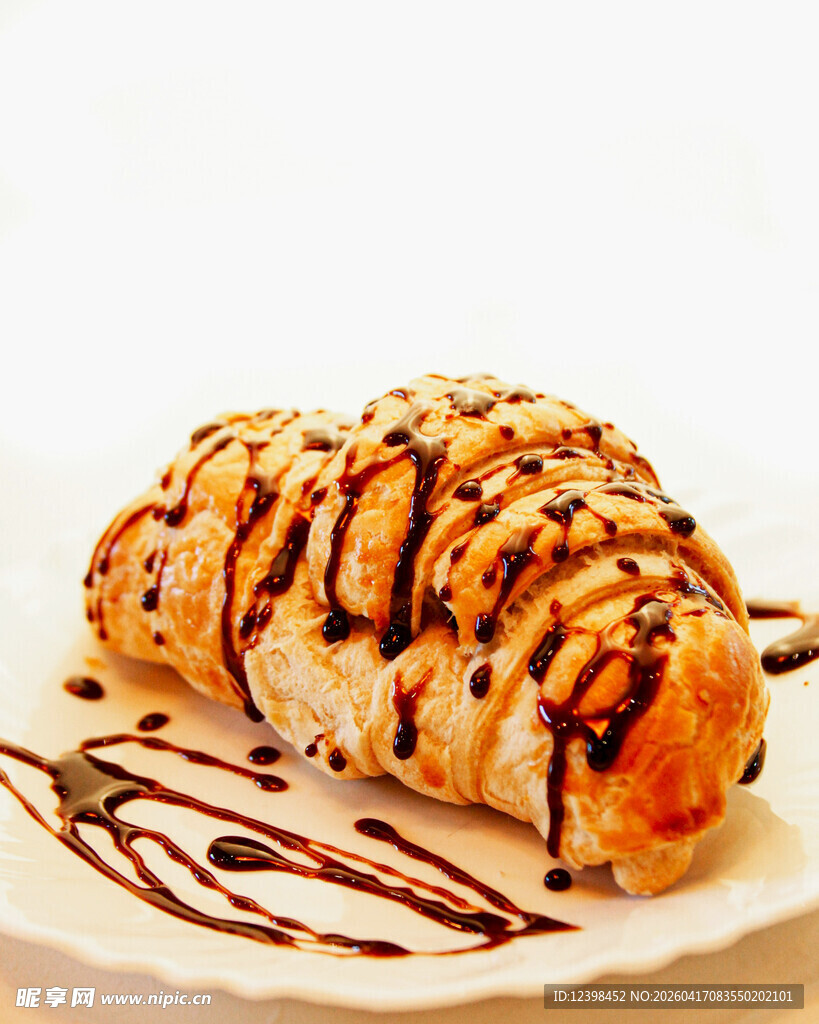 美味巧克力淋酱牛角面包