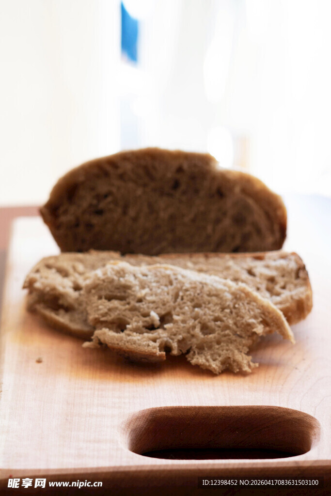 切片全麦面包置于木砧板上