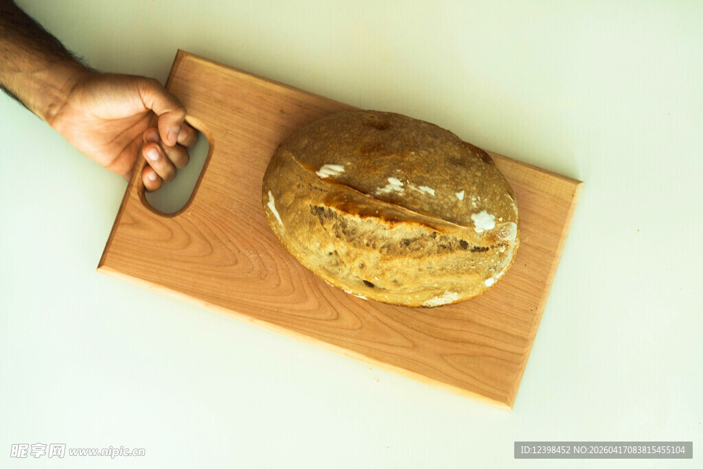 手切木板上的美味面包