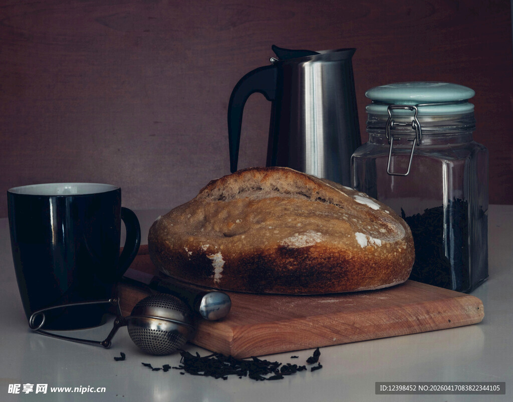 面包与冲泡饮品静物组合