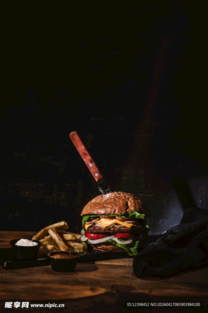 美味汉堡配刀具与配菜