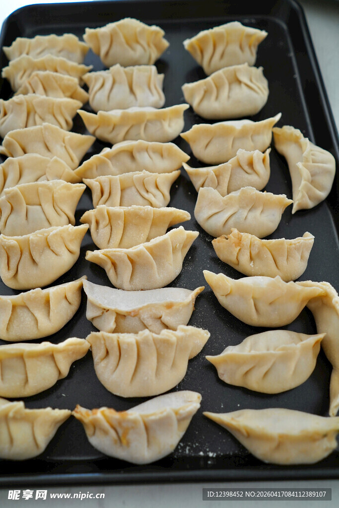 托盘上摆放整齐的美味饺子