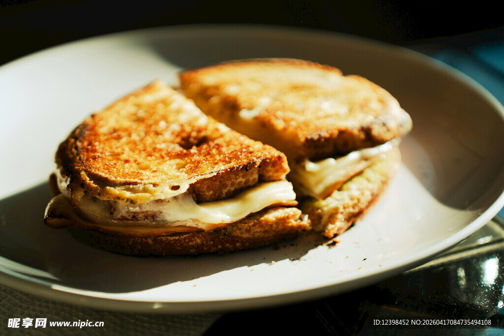 美味芝士夹心烤三明治