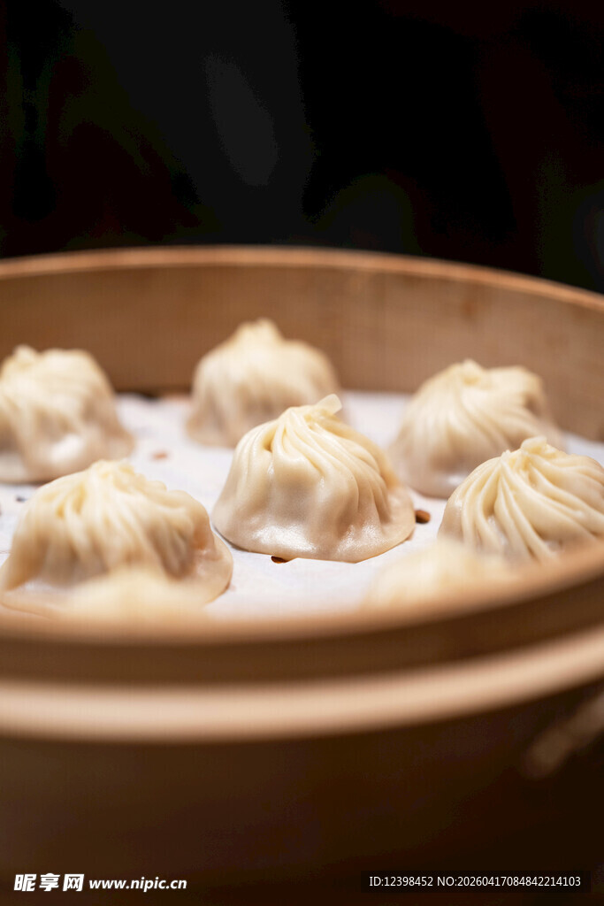 蒸笼里的美味小笼包
