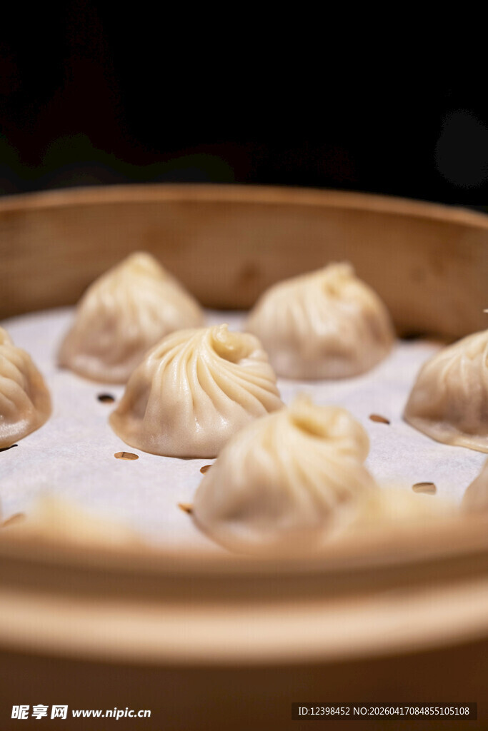 蒸笼里的美味小笼包