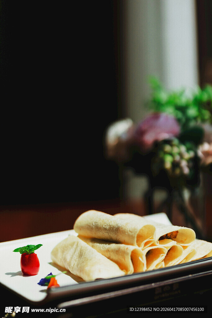 美味煎饼摆放在精致盘中