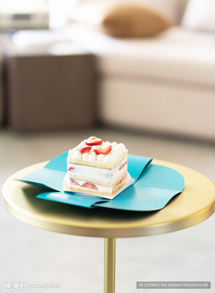 精致小桌上的美味蛋糕
