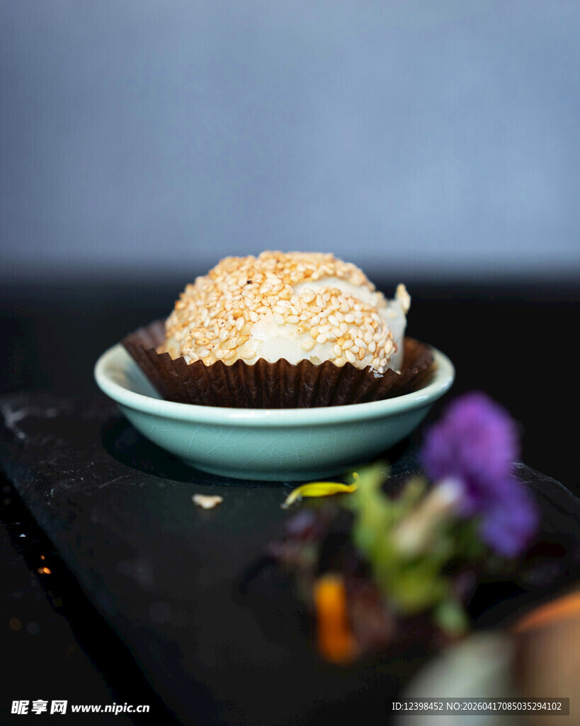 精致甜点搭配美丽花卉