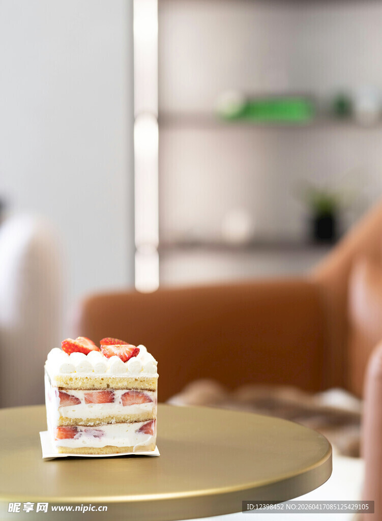 精致三层小蛋糕置于桌面