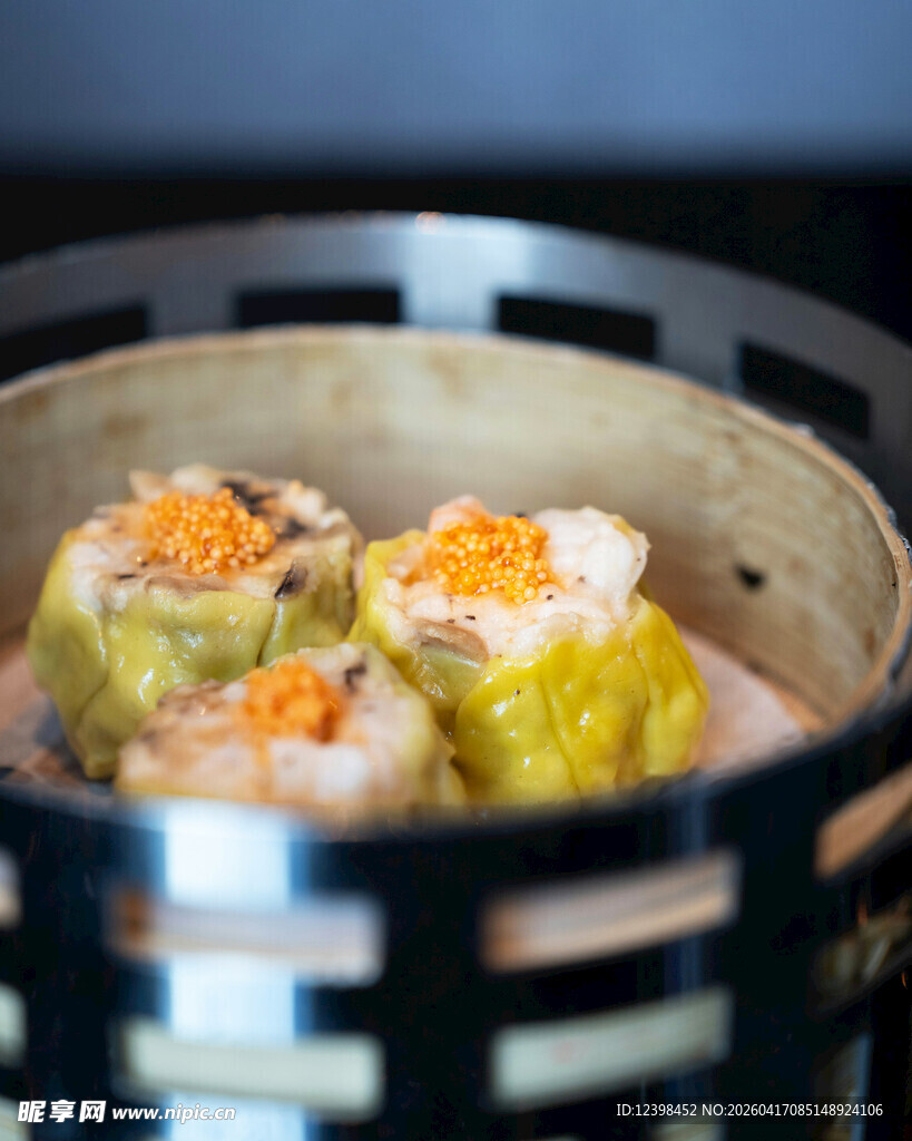 蒸笼里的美味虾肉烧麦