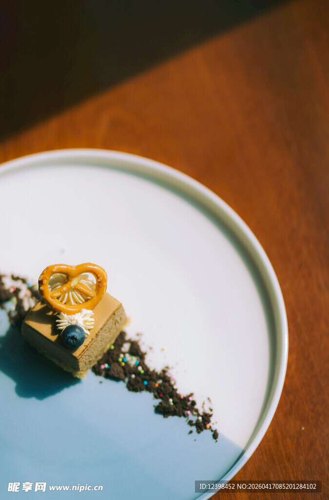 精致甜点摆于白色圆盘