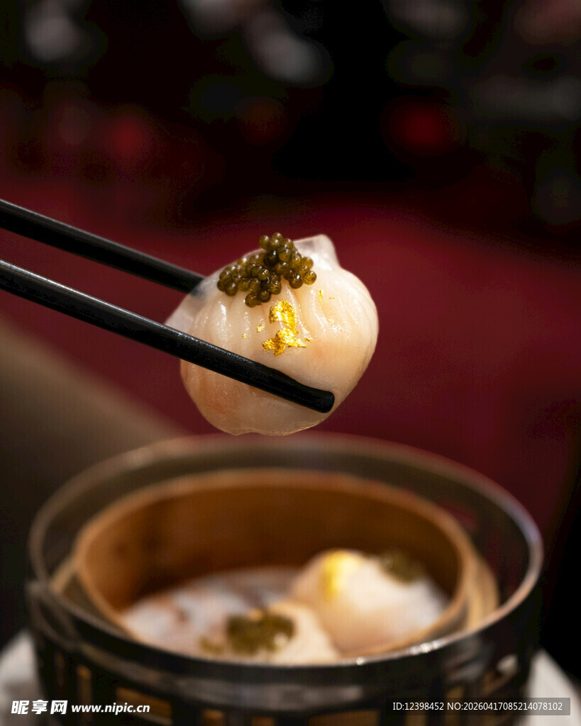 筷子夹起的美味小笼包