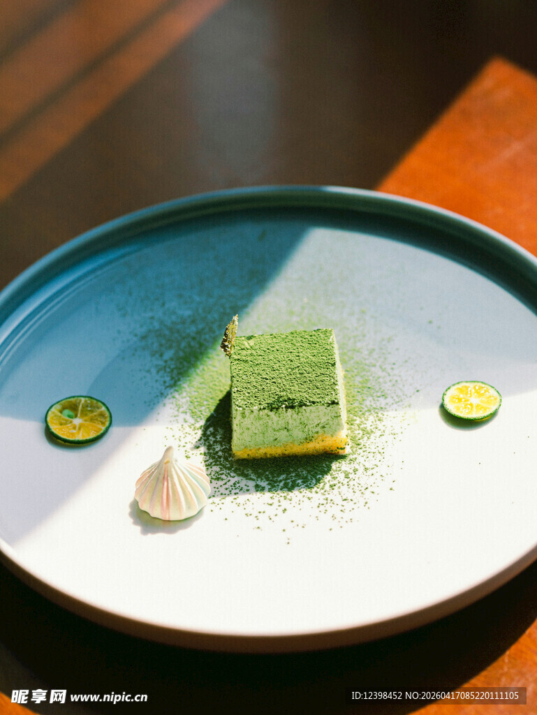 精致抹茶甜点摆盘