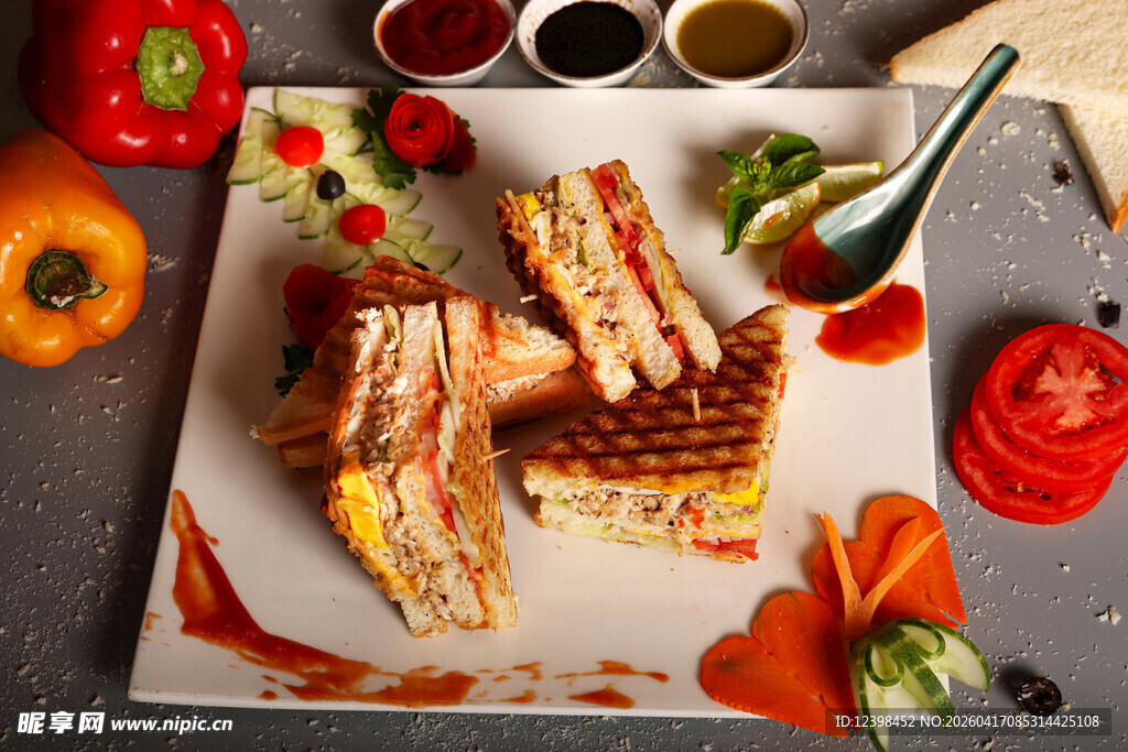 美味三明治与多彩配菜