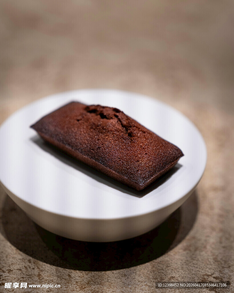 精致巧克力糕点置于白盘