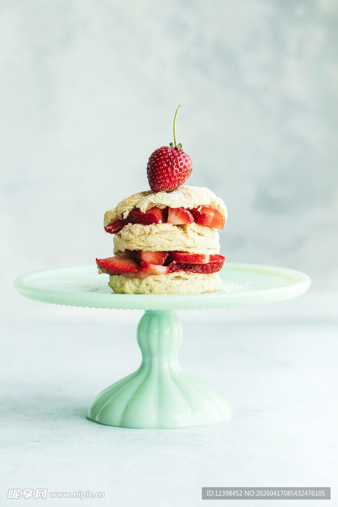 草莓夹心蛋糕置于绿盘上