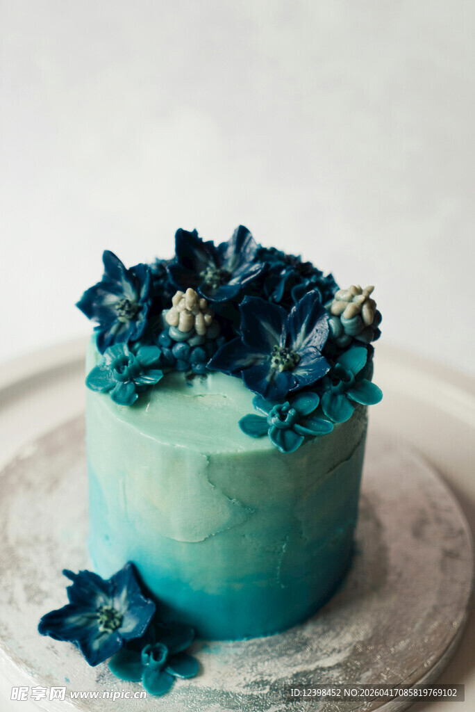 蓝绿色花卉装饰精美蛋糕