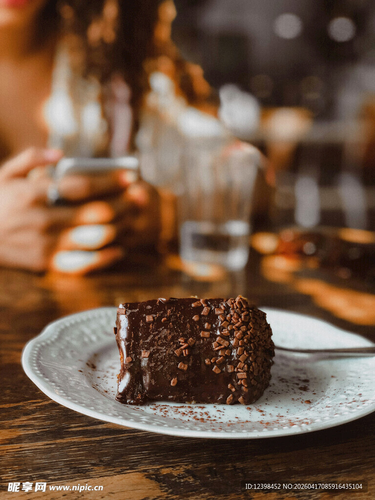 美味巧克力蛋糕待品尝