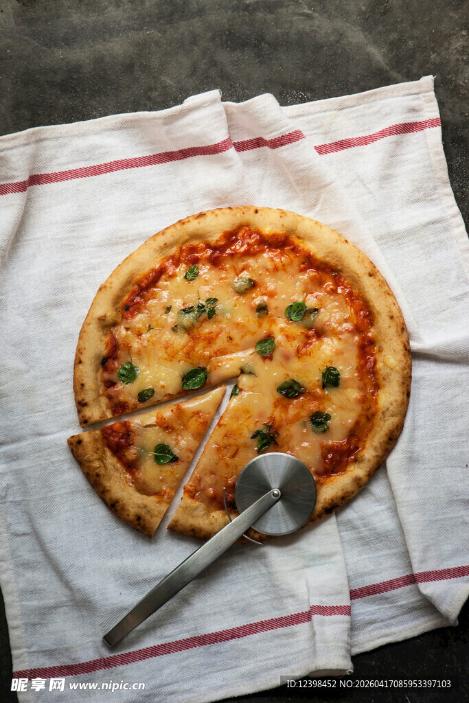 美味披萨切片待享用