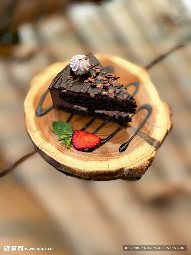 木制盘上的美味巧克力蛋糕
