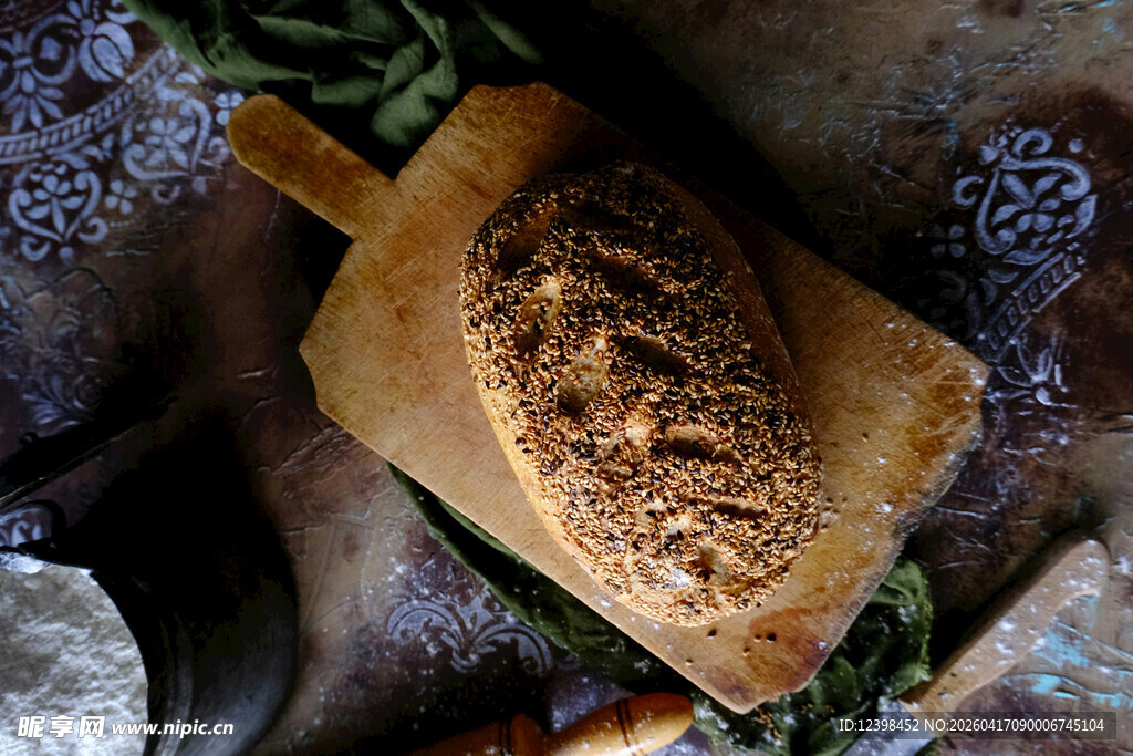 美味全麦面包置于砧板上