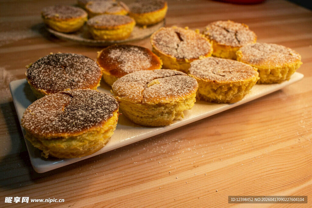 美味松饼摆放在木桌上