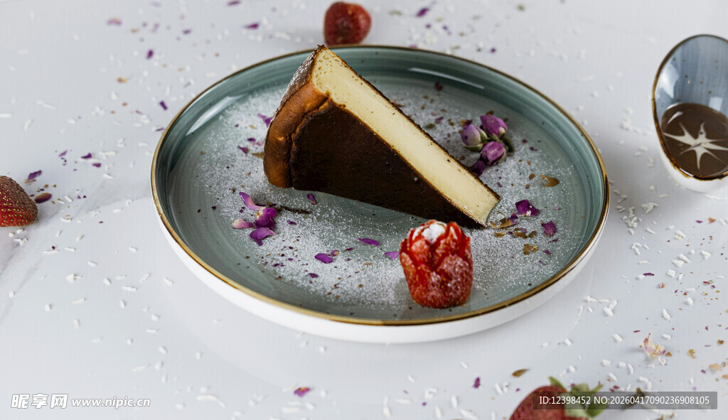 精致巧克力蛋糕配草莓