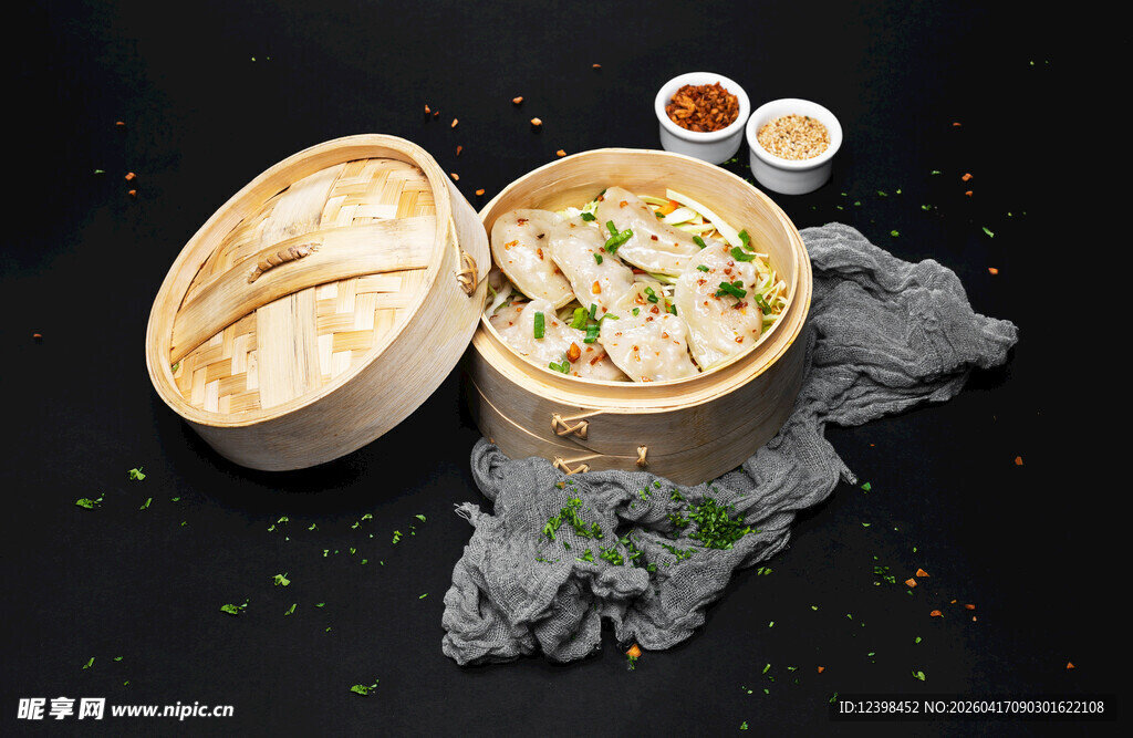 美味蒸饺搭配特色蘸料