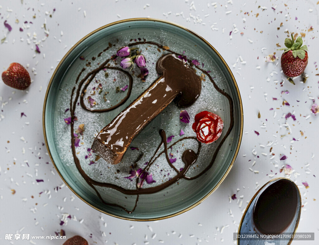 精致巧克力甜点摆盘