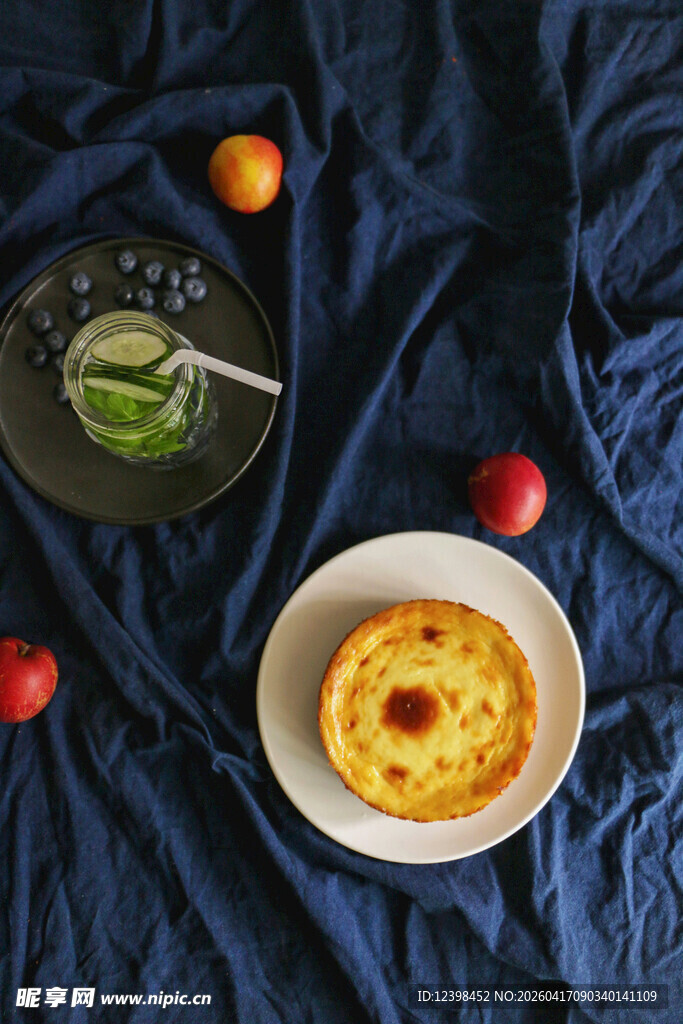 蓝色布上的美味糕点与水果