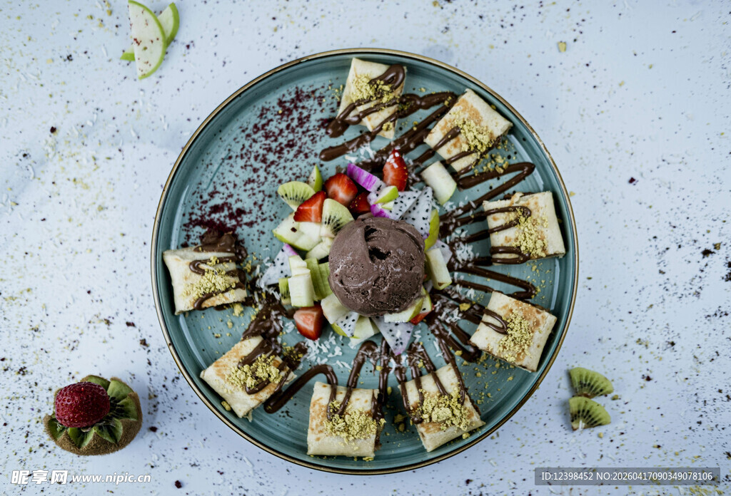 精致摆盘的美味糕点拼盘