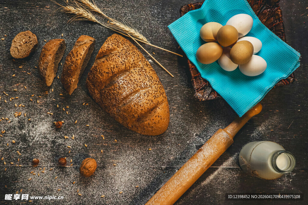 美味面包与新鲜鸡蛋组合