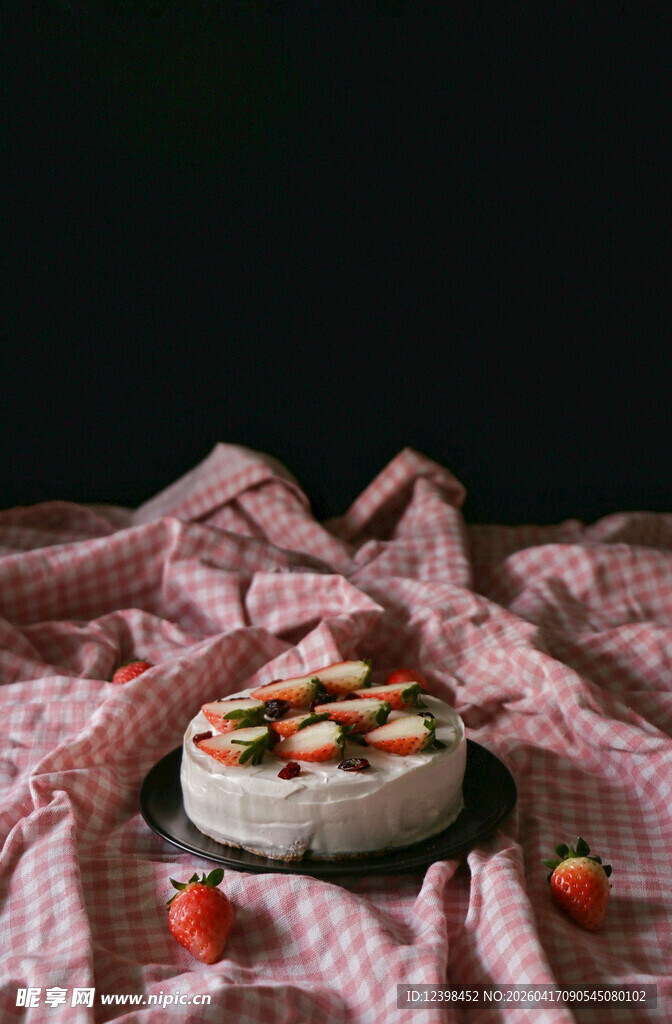 草莓装饰的美味蛋糕